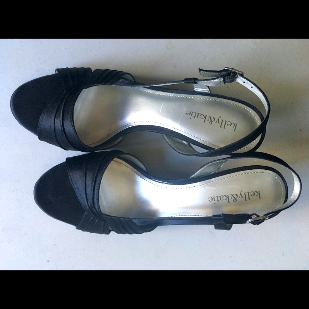 Pretty peep toe pumps!